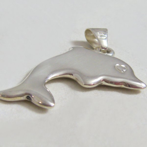(p1152)Silver pendant motif dolphin.